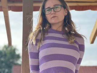 glossybabe18 - Ich liebe es, mit meinem Körper zu spielen, ich habe so viele Spielzeuge, komm und sieh mir beim Spielen zu. Es bereitet mir Vergnügen, wenn du mir zusiehst, lass uns richtig loslegen.